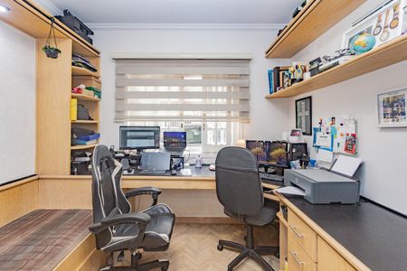 Casa à venda com 240m², 3 quartos e 2 vagas Casa à venda com 240m², 3 quartos e 2 vagasEscritório