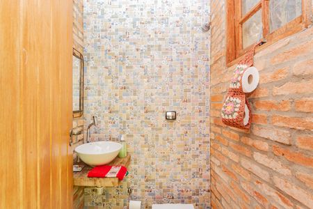 Casa à venda com 240m², 3 quartos e 2 vagas Casa à venda com 240m², 3 quartos e 2 vagasBanheiro da churrasqueira