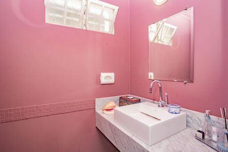 Casa à venda com 240m², 3 quartos e 2 vagas Casa à venda com 240m², 3 quartos e 2 vagasLavabo