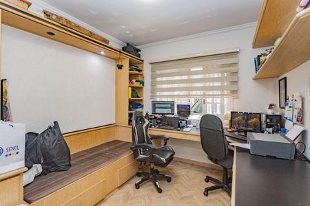 Casa à venda com 240m², 3 quartos e 2 vagas Casa à venda com 240m², 3 quartos e 2 vagasEscritório