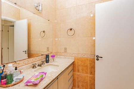 Casa à venda com 240m², 3 quartos e 2 vagas Casa à venda com 240m², 3 quartos e 2 vagasBanheiro Social