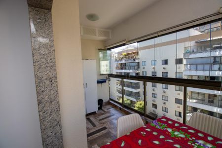 Apartamento à venda com 211m², 3 quartos e 2 vagas Apartamento à venda com 211m², 3 quartos e 2 vagasVaranda