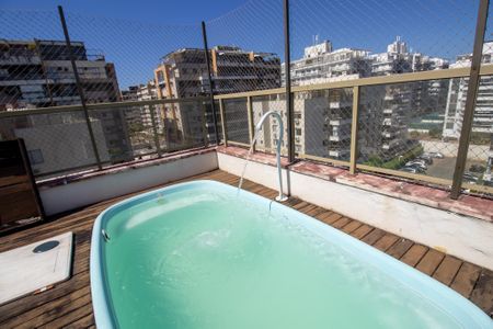 Apartamento à venda com 211m², 3 quartos e 2 vagas Apartamento à venda com 211m², 3 quartos e 2 vagasPiscina Cobertura