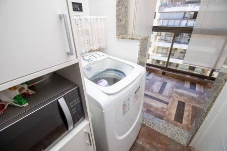 Apartamento à venda com 211m², 3 quartos e 2 vagas Apartamento à venda com 211m², 3 quartos e 2 vagasÁrea de Serviço
