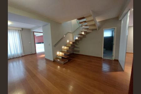 Casa para alugar com 350m², 4 quartos e 3 vagasescada