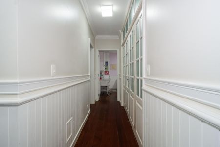 Casa de condomínio à venda com 578m², 5 quartos e 6 vagas Casa de condomínio à venda com 578m², 5 quartos e 6 vagasCorredor