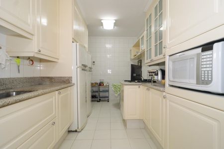 Casa de condomínio à venda com 578m², 5 quartos e 6 vagas Casa de condomínio à venda com 578m², 5 quartos e 6 vagasCozinha