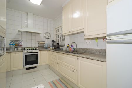 Casa de condomínio à venda com 578m², 5 quartos e 6 vagas Casa de condomínio à venda com 578m², 5 quartos e 6 vagasCozinha