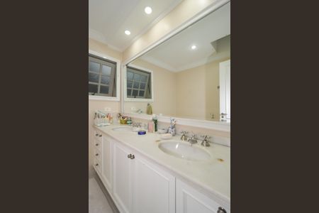 Casa de condomínio à venda com 578m², 5 quartos e 6 vagas Casa de condomínio à venda com 578m², 5 quartos e 6 vagasBanheiro da Suíte 1