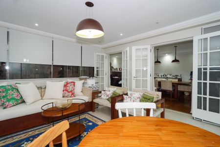 Casa de condomínio à venda com 578m², 5 quartos e 6 vagas Casa de condomínio à venda com 578m², 5 quartos e 6 vagasSala