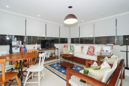 Casa de condomínio à venda com 578m², 5 quartos e 6 vagas Casa de condomínio à venda com 578m², 5 quartos e 6 vagasSala