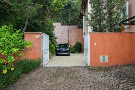 Casa de condomínio à venda com 578m², 5 quartos e 6 vagas Casa de condomínio à venda com 578m², 5 quartos e 6 vagasFachada