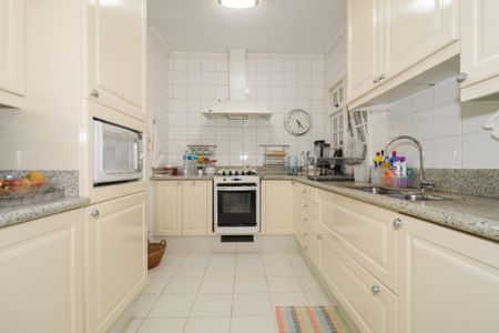 Casa de condomínio à venda com 578m², 5 quartos e 6 vagas Casa de condomínio à venda com 578m², 5 quartos e 6 vagasCozinha