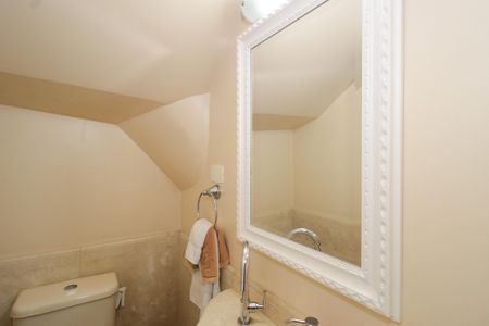 Casa de condomínio à venda com 578m², 5 quartos e 6 vagas Casa de condomínio à venda com 578m², 5 quartos e 6 vagasLavabo