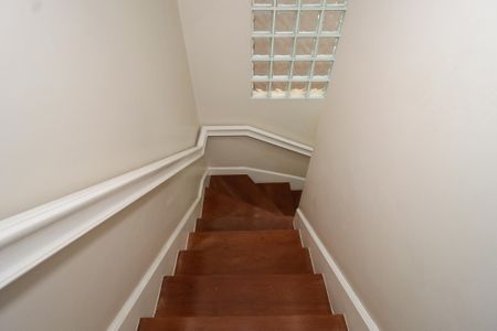 Casa de condomínio à venda com 578m², 5 quartos e 6 vagas Casa de condomínio à venda com 578m², 5 quartos e 6 vagasEscada