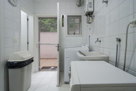 Casa de condomínio à venda com 578m², 5 quartos e 6 vagas Casa de condomínio à venda com 578m², 5 quartos e 6 vagasÁrea de Serviço