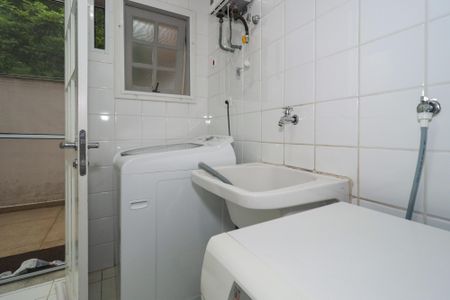 Casa de condomínio à venda com 578m², 5 quartos e 6 vagas Casa de condomínio à venda com 578m², 5 quartos e 6 vagasÁrea de Serviço