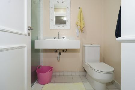 Casa de condomínio à venda com 578m², 5 quartos e 6 vagas Casa de condomínio à venda com 578m², 5 quartos e 6 vagasBanheiro da Suíte 2