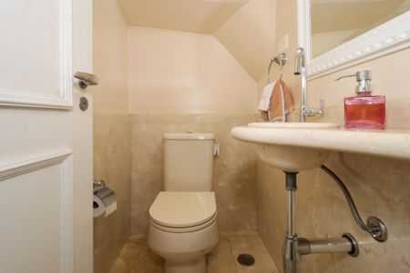 Casa de condomínio à venda com 578m², 5 quartos e 6 vagas Casa de condomínio à venda com 578m², 5 quartos e 6 vagasLavabo