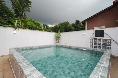 Casa de condomínio à venda com 578m², 5 quartos e 6 vagas Casa de condomínio à venda com 578m², 5 quartos e 6 vagasÁrea comum - Piscina