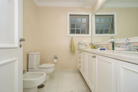 Casa de condomínio à venda com 578m², 5 quartos e 6 vagas Casa de condomínio à venda com 578m², 5 quartos e 6 vagasBanheiro da Suíte 1