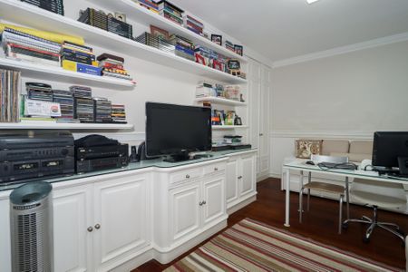 Casa de condomínio à venda com 578m², 5 quartos e 6 vagas Casa de condomínio à venda com 578m², 5 quartos e 6 vagasEscritório