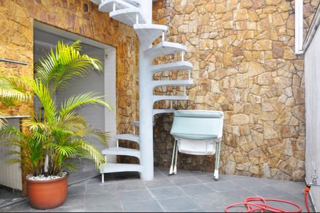 Casa à venda com 220m², 3 quartos e 5 vagas Casa à venda com 220m², 3 quartos e 5 vagasQuintal