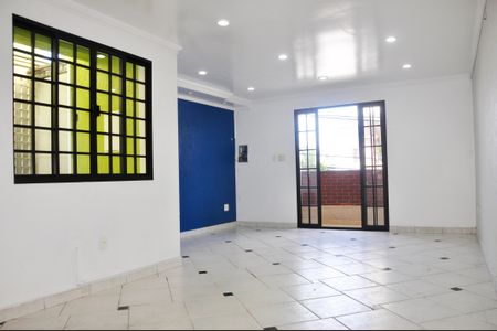 Casa à venda com 220m², 3 quartos e 5 vagas Casa à venda com 220m², 3 quartos e 5 vagasSala
