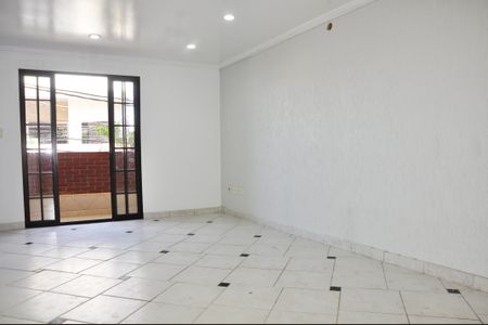 Casa à venda com 220m², 3 quartos e 5 vagas Casa à venda com 220m², 3 quartos e 5 vagasSala