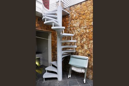 Casa à venda com 220m², 3 quartos e 5 vagas Casa à venda com 220m², 3 quartos e 5 vagasQuintal - Escada