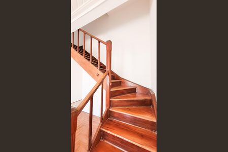 Casa para alugar com 106m², 3 quartos e 1 vaga Casa para alugar com 106m², 3 quartos e 1 vagaEscada