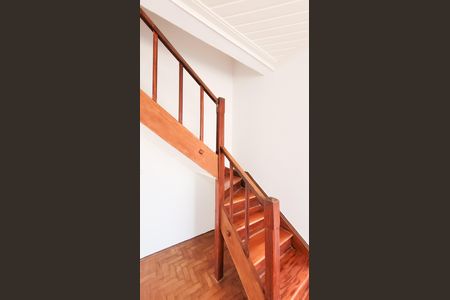 Casa para alugar com 106m², 3 quartos e 1 vaga Casa para alugar com 106m², 3 quartos e 1 vagaEscada