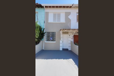 Casa para alugar com 106m², 3 quartos e 1 vaga Casa para alugar com 106m², 3 quartos e 1 vagaFachada