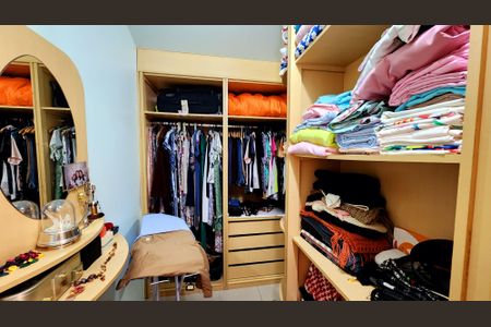 Casa à venda com 250m², 4 quartos e 3 vagas Casa à venda com 250m², 4 quartos e 3 vagasCloset da suíte