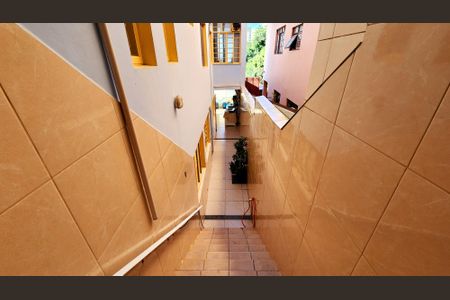 Casa à venda com 250m², 4 quartos e 3 vagas Casa à venda com 250m², 4 quartos e 3 vagasEscada