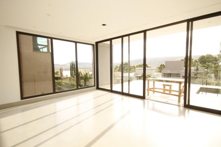 Casa de condomínio à venda com 370m², 4 quartos e 7 vagasSala