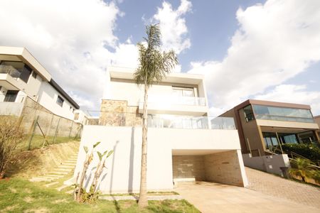Casa de condomínio à venda com 370m², 4 quartos e 7 vagasFachada