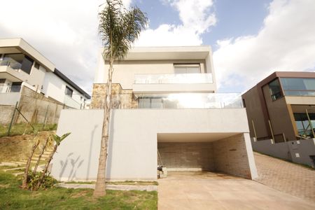 Casa de condomínio à venda com 370m², 4 quartos e 7 vagasFachada