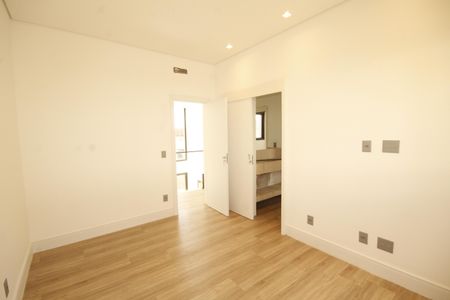 Casa de condomínio à venda com 370m², 4 quartos e 7 vagasSuíte 2