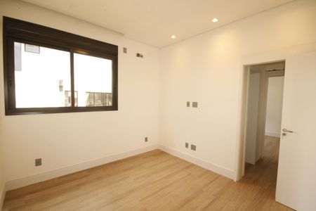 Casa de condomínio à venda com 370m², 4 quartos e 7 vagasSuíte 3