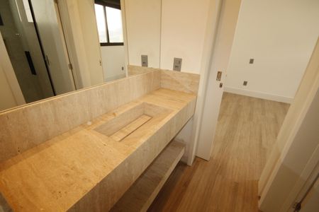 Casa de condomínio à venda com 370m², 4 quartos e 7 vagasBanheiro/Suíte 2