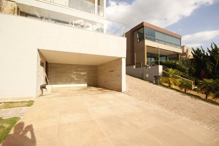Casa de condomínio à venda com 370m², 4 quartos e 7 vagasFachada