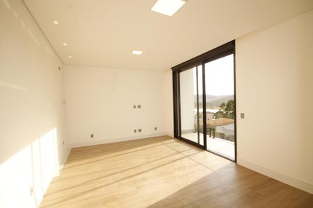 Casa de condomínio à venda com 370m², 4 quartos e 7 vagasSuíte 4