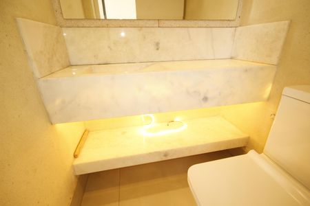 Casa de condomínio à venda com 370m², 4 quartos e 7 vagasLavabo