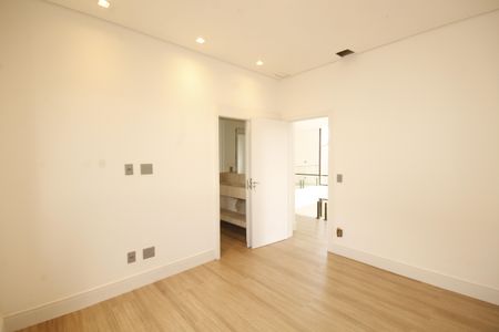 Casa de condomínio à venda com 370m², 4 quartos e 7 vagasSuíte 4