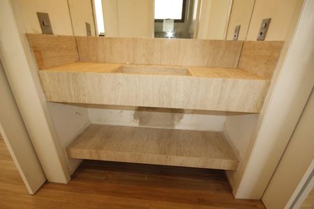 Casa de condomínio à venda com 370m², 4 quartos e 7 vagasBanheiro/Suíte 2