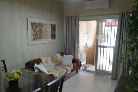 Casa de condomínio à venda com 78m², 2 quartos e 1 vagaSala