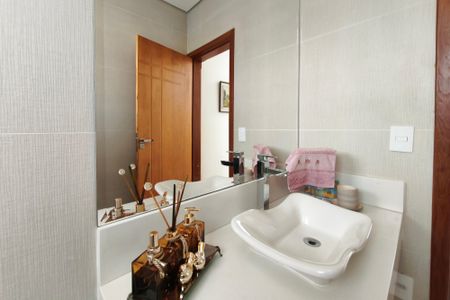 Casa de condomínio à venda com 280m², 3 quartos e 4 vagasLavabo