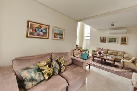 Casa de condomínio à venda com 280m², 3 quartos e 4 vagasSala de TV