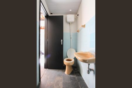 Casa à venda com 360m², 2 quartos e 3 vagas Casa à venda com 360m², 2 quartos e 3 vagasEdícula - Banheiro